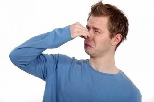 چرا روغن خراطین بوی بدی دارد؟